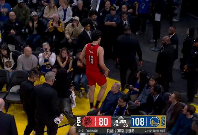 幸無大礙！楊瀚森後腦被撞後經(jīng)短暫檢查重返球場繼續(xù)比賽