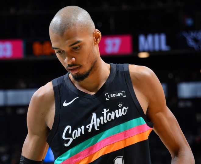 升西部第二！文班22+10受傷驚魂 馬刺最多領(lǐng)先39分大勝雄鹿