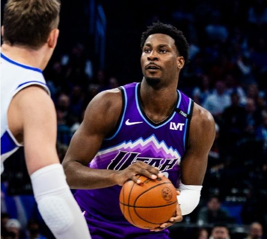 賈倫首秀22+5！爵士丟絕平三分遭魔術(shù)17分逆轉(zhuǎn) 班凱羅準(zhǔn)三雙